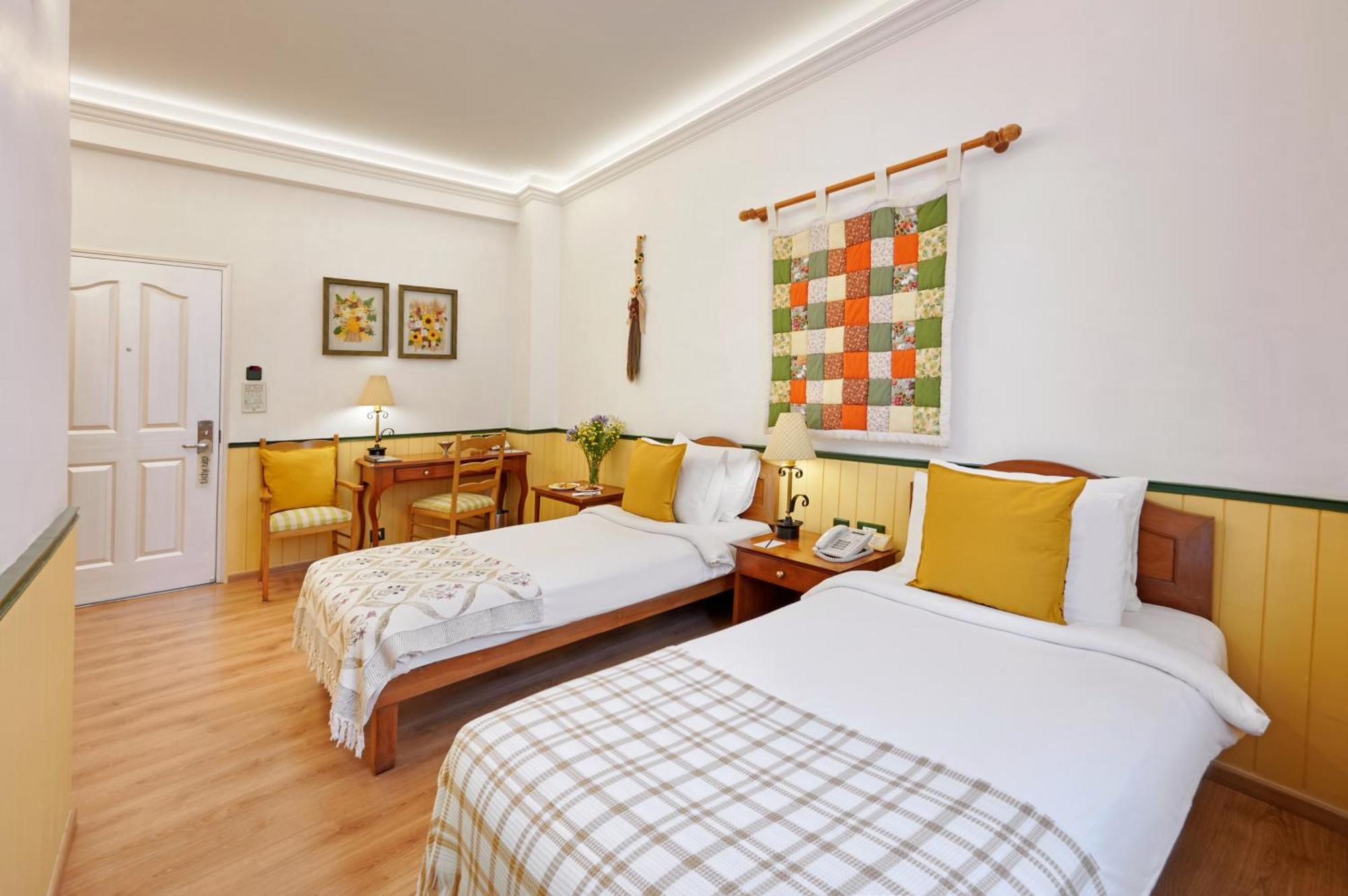 The Gordon House Hotel, Colaba Мумбаи Экстерьер фото